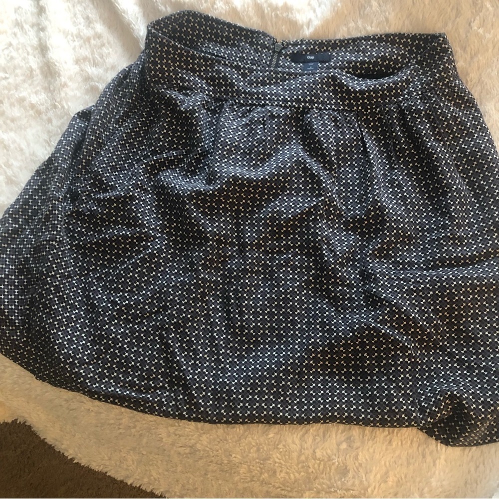 Gap navy blue and white with black dots knee length twirl skirt in size 6